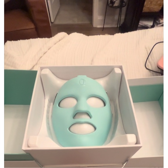 BRAND NEW AND SEALED Qure Skin Care LED mask - Picture 3 of 3
